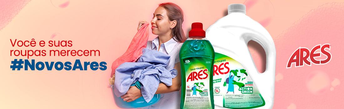 Mulher sentindo o perfume dos produtos Ares