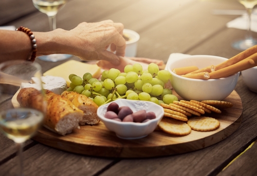 tábua de frios com poucos ingredientes em uma mesa - Assaí Atacadista