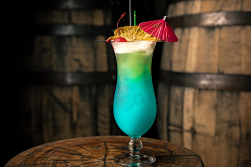 taça com drink azul e verde em um barril - bebidas sem álcool - Assaí Atacadista - Imagem: Shutterstock