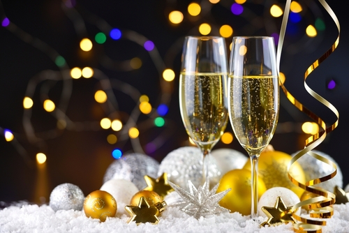 taças de champanhe com decoração de Ano Novo - festa da virada - Assaí Atacadista