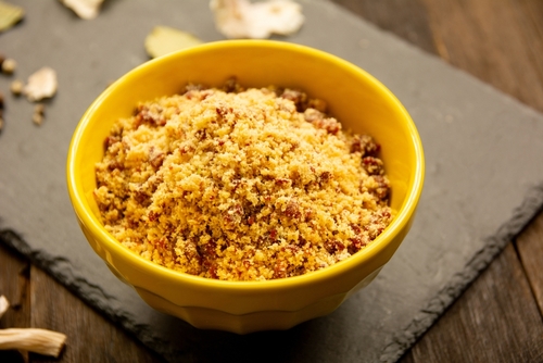 tigela amarela com farofa de bacon-jantar com Perdigão-Assaí Atacadista