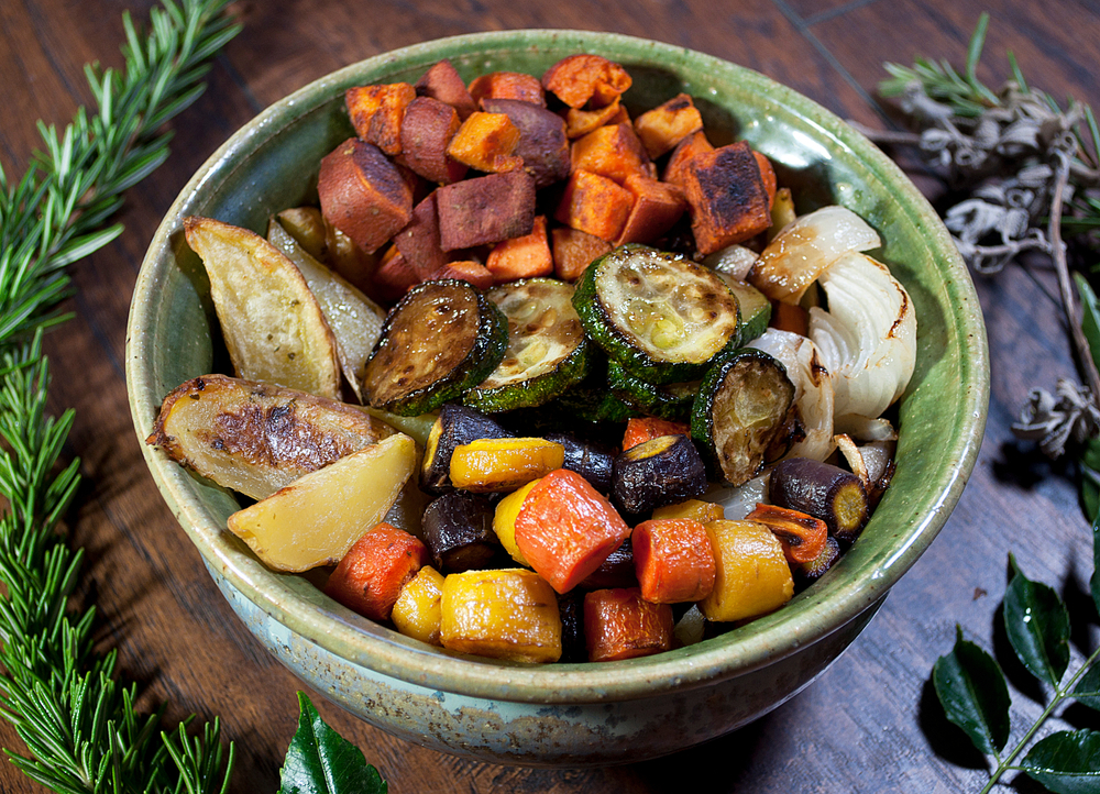 tigela com legumes caramelizados variados - receitas leves para o verão - Assaí Atacadista