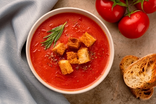 tigela com sopa de tomate e alguns pedaços de torrada - Assaí Atacadista - receitas de sopas