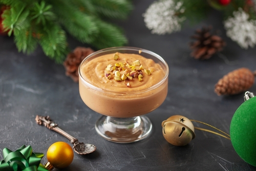 tigela de sobremesa com mousse em uma mesa com decorações de natal - sobremesas low carb - Assaí Atacadista