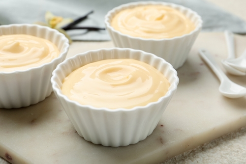 tigelas brancas com mousse de leite fermentado-Assaí Atacadista-piquenique de férias