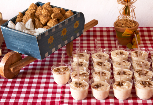 toalha de mesa xadrez vermelha com pequenos copinhos de arroz-doce - comidas típicas de São João - Assaí Atacadista