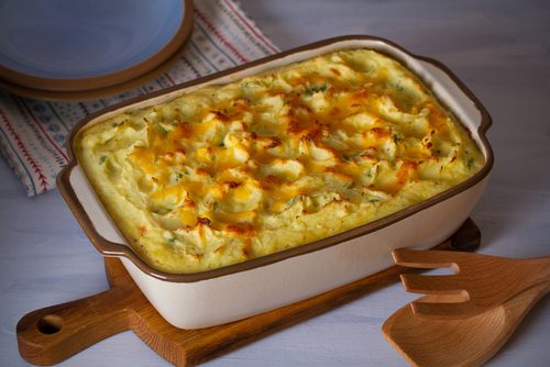 travessa branca com um assado cremoso - almoço de Páscoa - Assaí Atacadista
