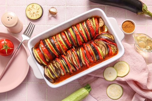 travessa com ratatouille temperos e vegetais - receita vegetariana para a Páscoa - Assaí Atacadista