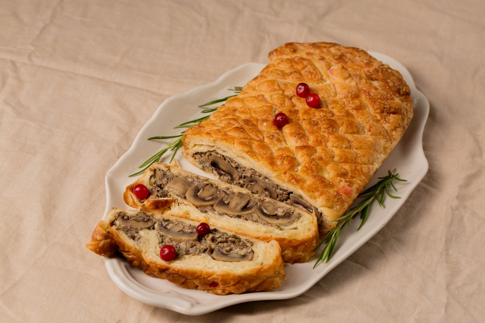 travessa com rocambole de cogumelo representando a receita de lombo vegetariano recheado - Natal vegetariano - Assaí Atacadista