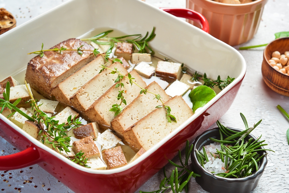 travessa com tofu cortado com molho de alecrim - Natal vegetariano - Assaí Atacadista