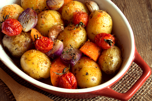 travessa vermelha com batatas, tomate e temperos assados - legumes assados - Assaí Atacadista