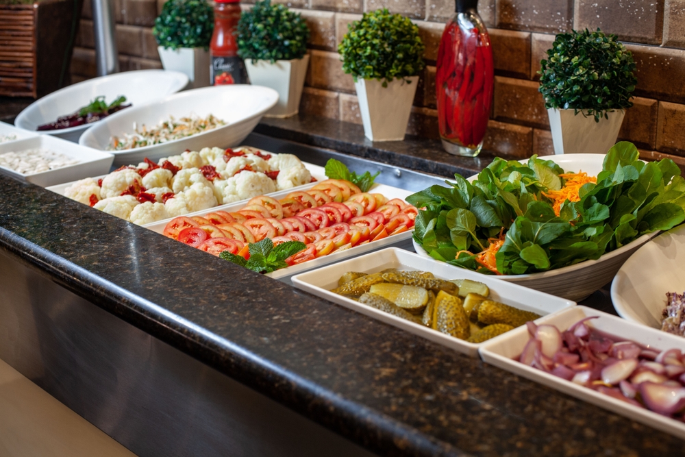 travessas com alimentos diferentes em um buffet de alimentos - Assaí Atacadista
