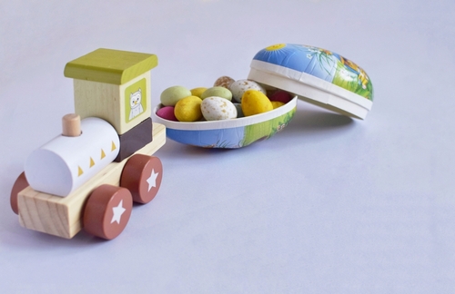 trenzinho de brinquedo com miniovos de chocolate dentro - presentes para a Páscoa - Assaí Atacadista