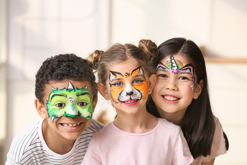três crianças com pintura fácil de animais - Assaí Atacadista - crianças no Carnaval - Imagem: Shutterstock