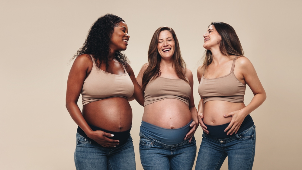 três mulheres grávidas com roupas para gestantes - autocuidado para mães - Assaí Atacadista