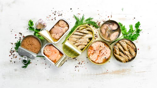 peixes em latas diferentes abertas com temperos em volta - Robinson Crusoe - Fornecedores do Assaí Atacadista