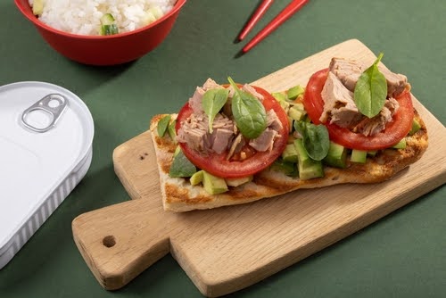 sanduíche com tomate atum e temperos com uma lata fechada e um pote de arroz ao lado - Robinson Crusoe - Fornecedores do Assaí Atacadista