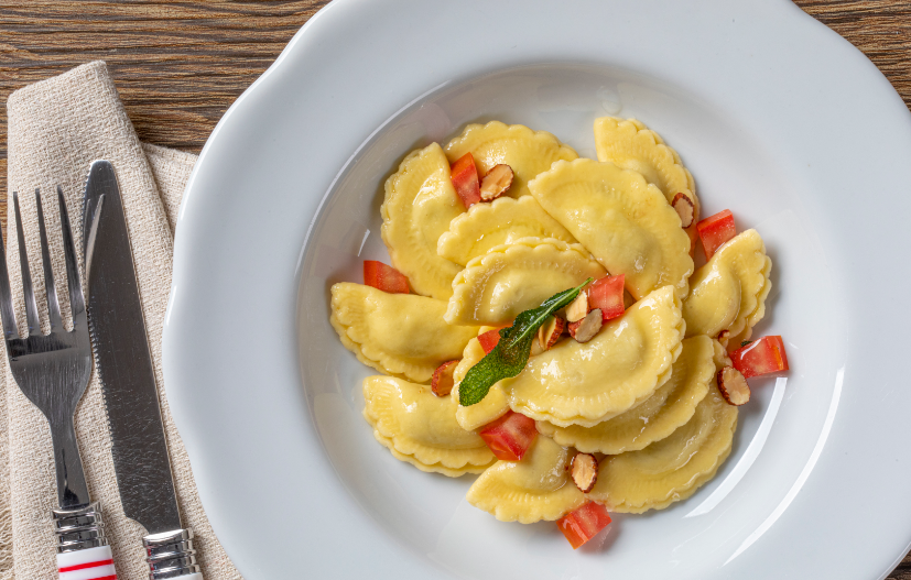 prato com raviolli e outros ingredientes em uma mesa-linha massas frescas da Massa Leve-Assaí Atacadista