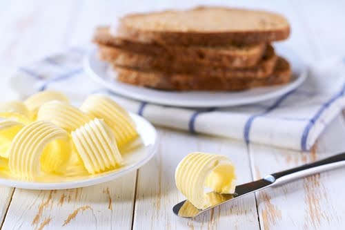 prato com pedaços de margarina uma faca e fatias de pão - Assaí Atacadista - Aniversário Claybom