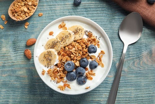 tigela com iogurte Nestlé Zero cereais e frutas-Assaí Atacadista