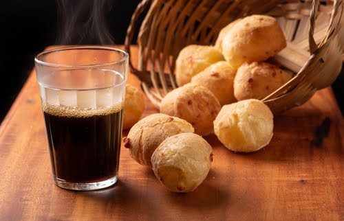 copo com café e pão de queijo do lado-Melitta-Sabor da Fazenda-Assaí Atacadista