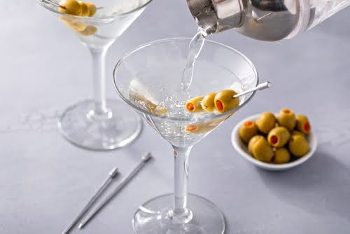 taças com dirty martini-azeitonas Raiola-fornecedores do Assaí Atacadista