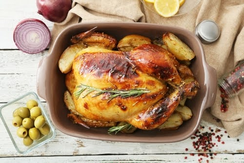 imagem ilustrativa representando um frango Blesser assado em uma forma com batatas-produtos Aurora_Assaí Atacadista