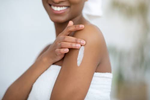 mulher negra passando hidratante na pele-Francis Cereja-Assaí Atacadista