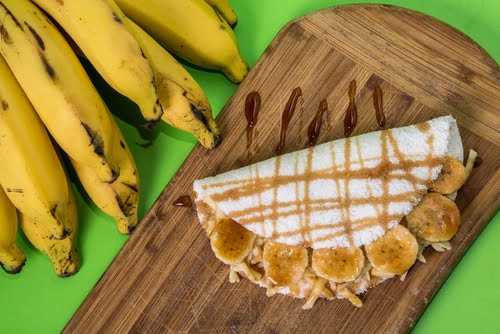 tábua de madeira com tapioca doce recheada de banana-Assaí Atacadista-Tapioca Dai Alimentos