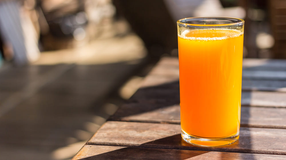 copo com suco de laranja - café da manhã para o carnaval - assaí atacadista