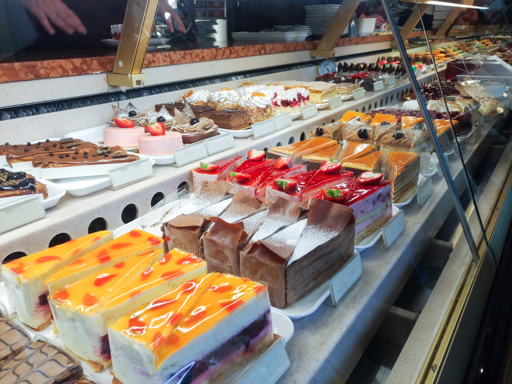 vitrine com doces de confeitaria - comércios transformadores - Assaí Atacadista