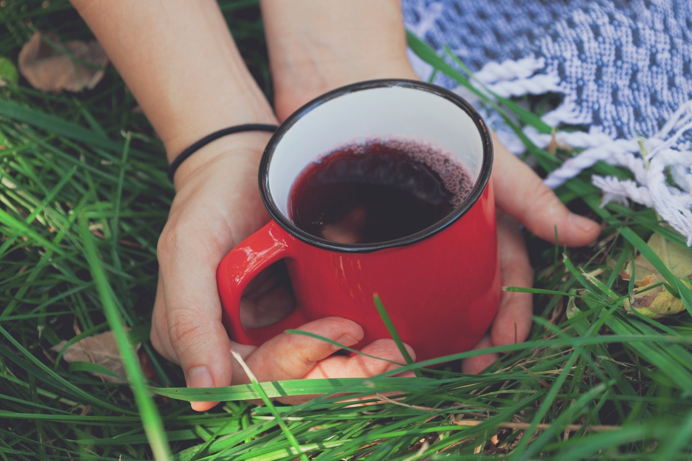 xícara com vinho quente - bebidas de São João - Assaí Atacadista