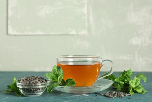 xícara transparente com chá de hortelã - receitas de chás - Assaí Atacadista